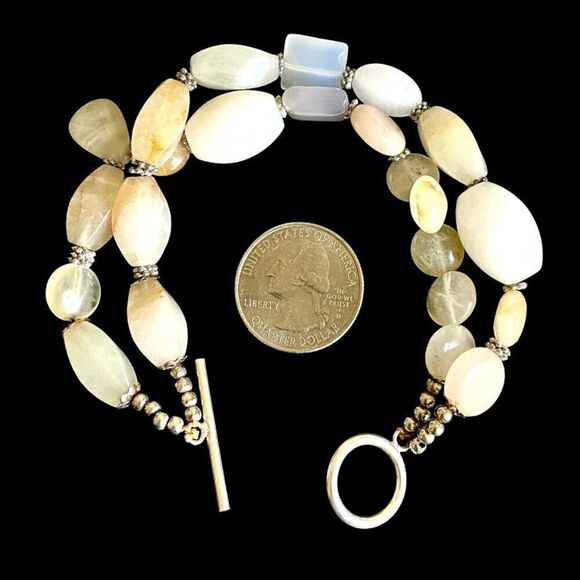 RR# Beautiful Polished Quartz w/ Silver Clasp Bracelet - Picture 6 of 7